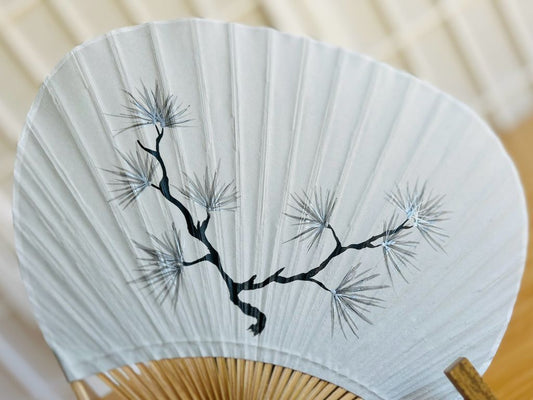kulatý papírový vějíř "Dlouhověká borovice" ručně malovaný