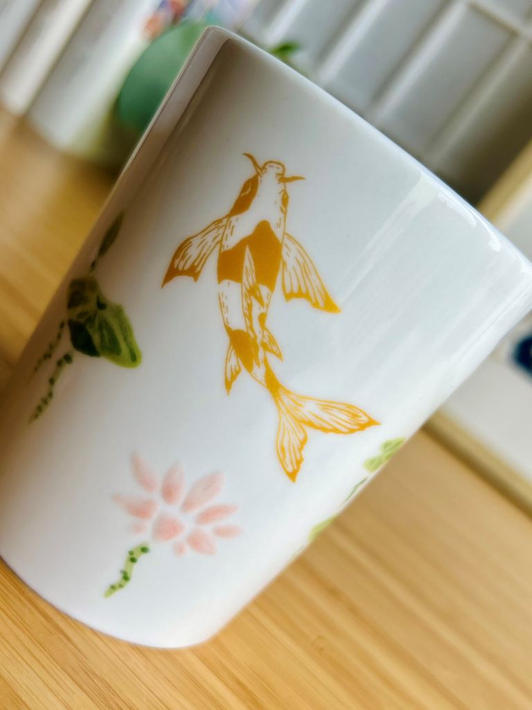 hrnek "Jezerní drahokamy aneb koi kapříci v lotosovém jezírku" 250 ml