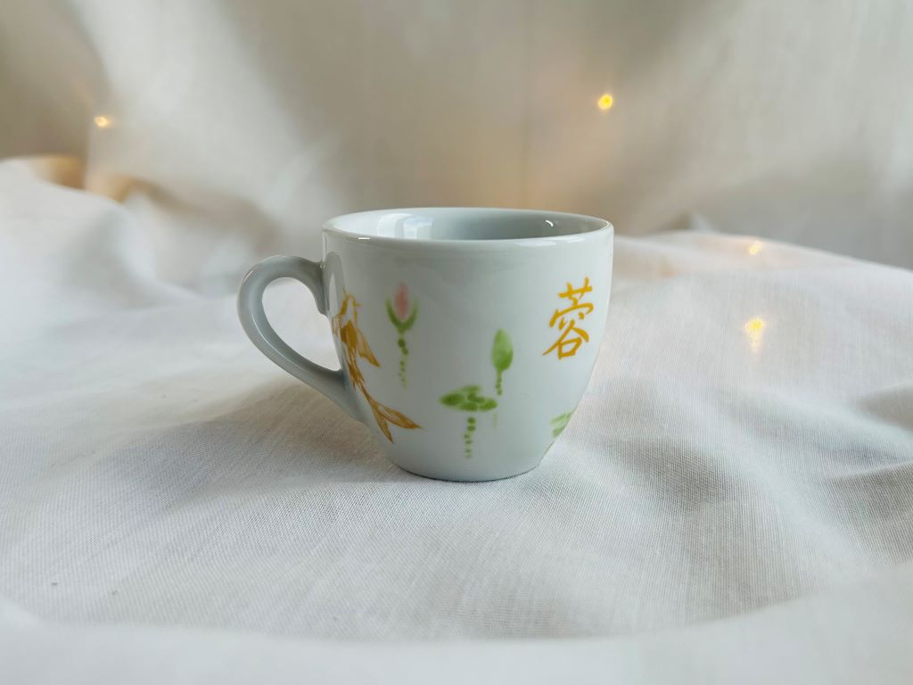 hrneček na espresso "Jezerní drahokamy aneb koi kapříci v lotosovém jezírku" 90 ml