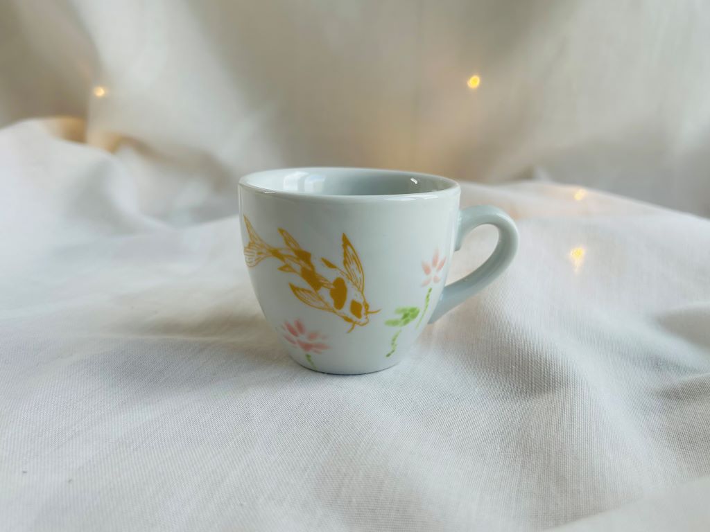 hrneček na espresso "Jezerní drahokamy aneb koi kapříci v lotosovém jezírku" 90 ml