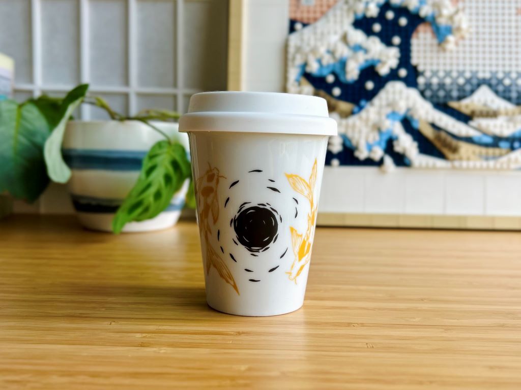 hrnek To-Go "Jezerní drahokamy aneb koi kapříci s měsícem" 300 ml
