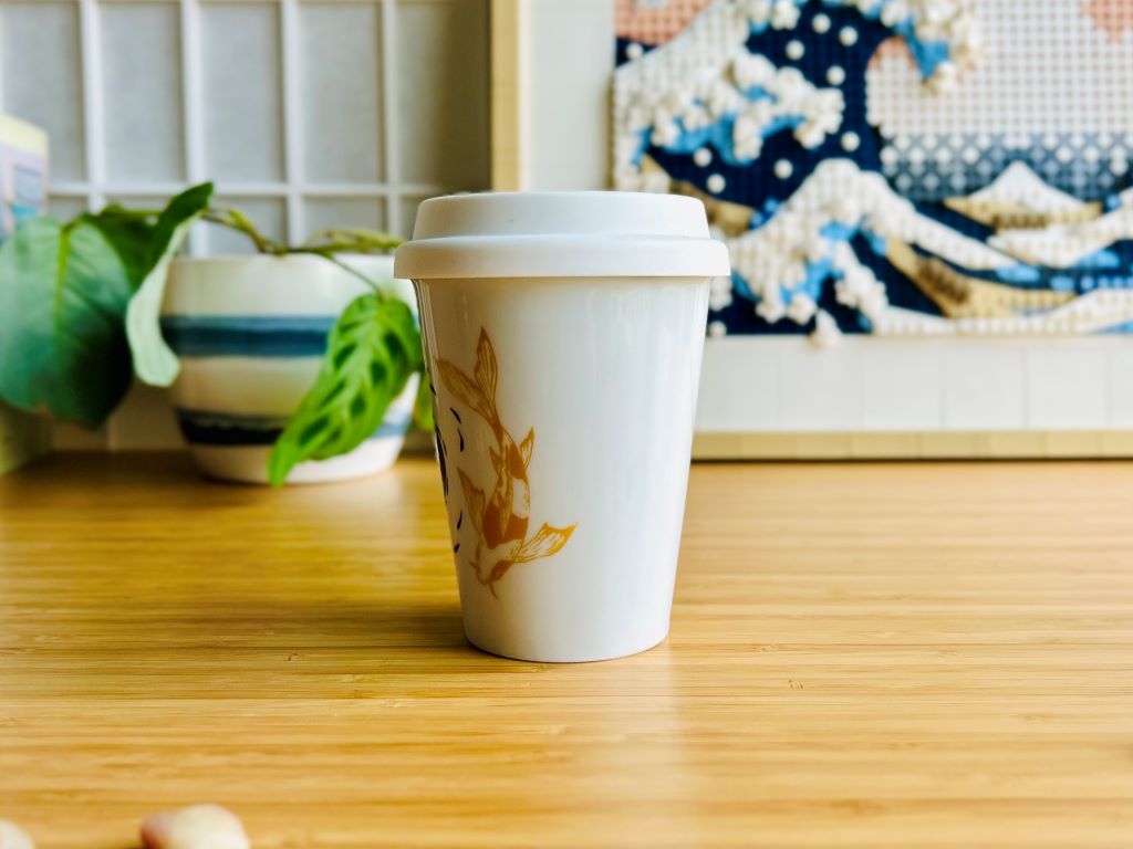 hrnek To-Go "Jezerní drahokamy aneb koi kapříci s měsícem" 300 ml