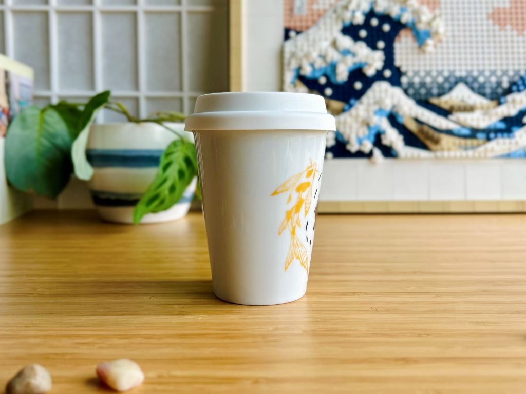 hrnek To-Go "Jezerní drahokamy aneb koi kapříci s měsícem" 300 ml