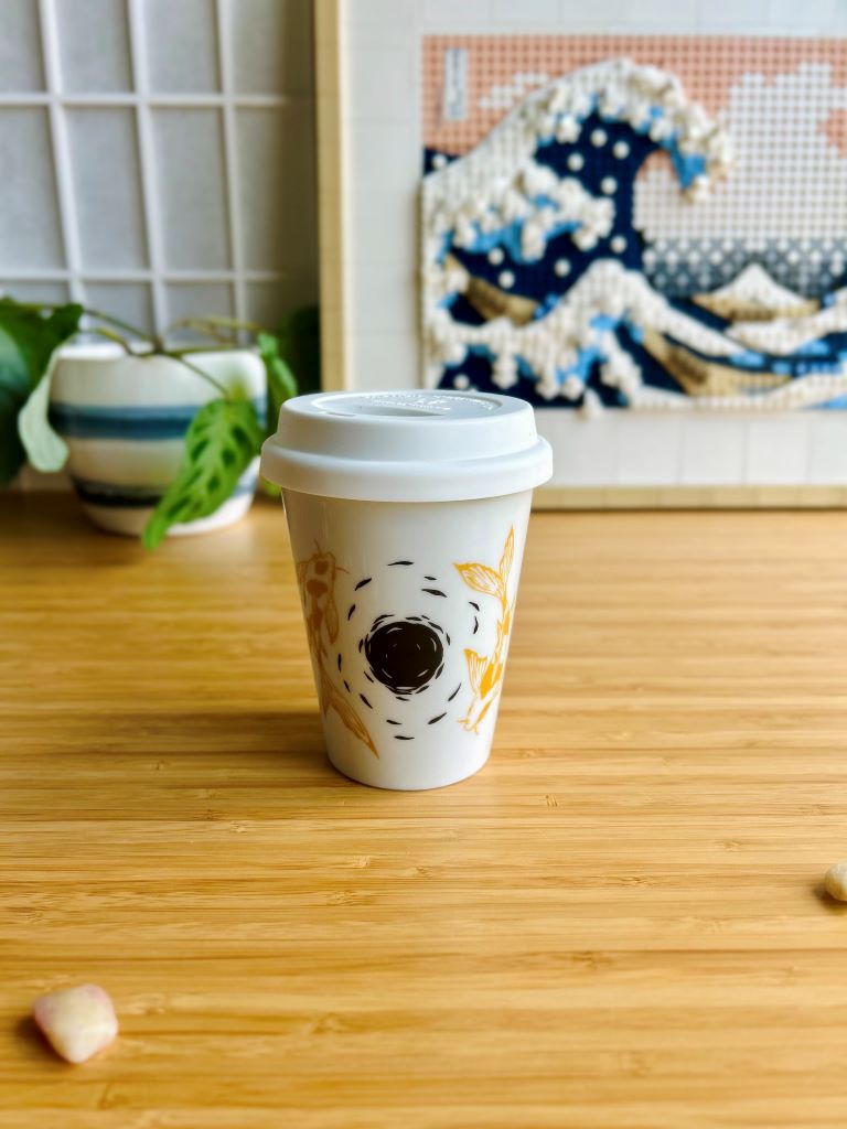 hrnek To-Go "Jezerní drahokamy aneb koi kapříci s měsícem" 300 ml
