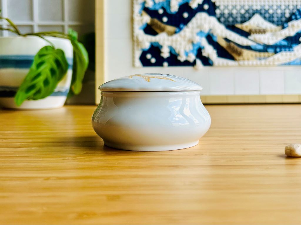 porcelánová dóza "Jezerní drahokamy aneb koi kapříci s měsícem"