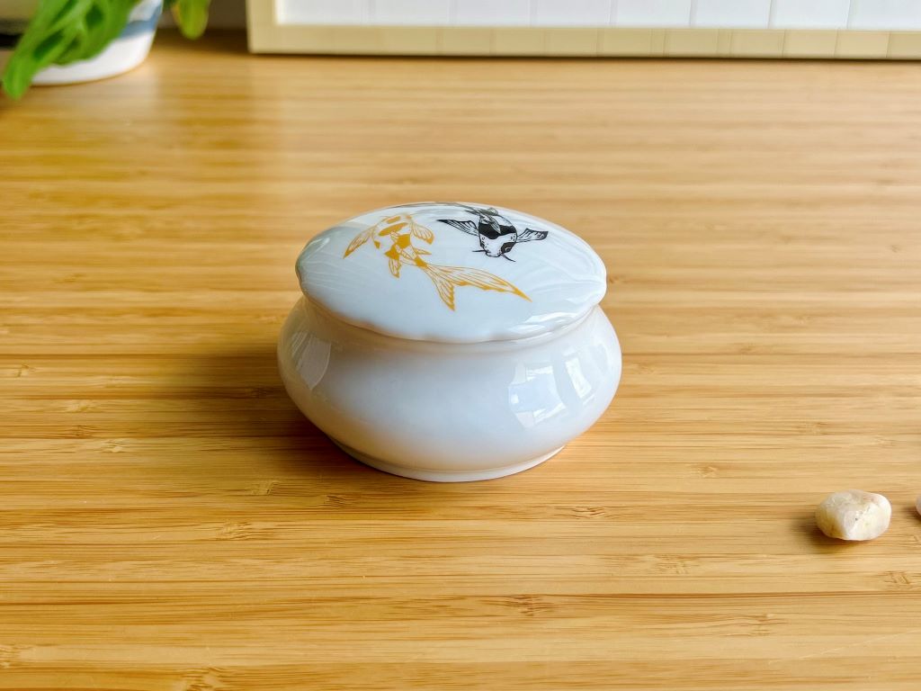 porcelánová dóza "Jezerní drahokamy aneb koi kapříci s měsícem"