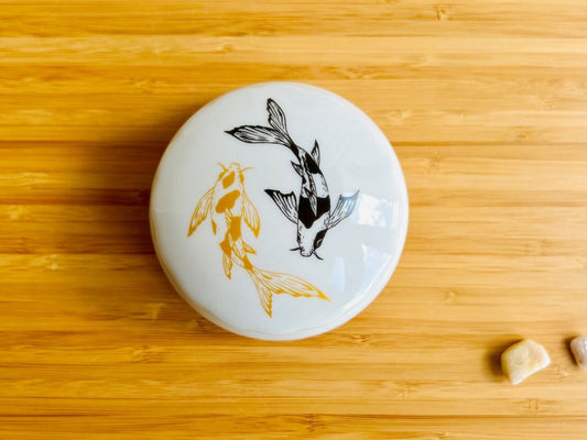 porcelánová dóza "Jezerní drahokamy aneb koi kapříci s měsícem"