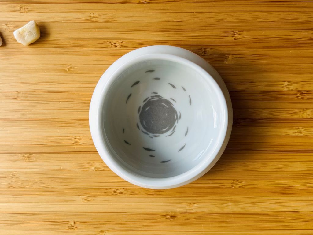 porcelánová dóza "Jezerní drahokamy aneb koi kapříci s měsícem"