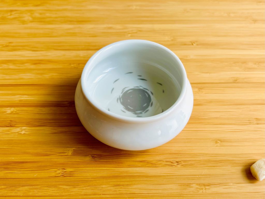 porcelánová dóza "Jezerní drahokamy aneb koi kapříci s měsícem"