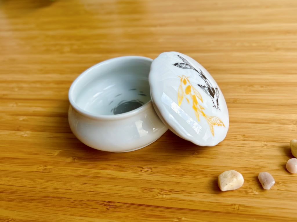 porcelánová dóza "Jezerní drahokamy aneb koi kapříci s měsícem"