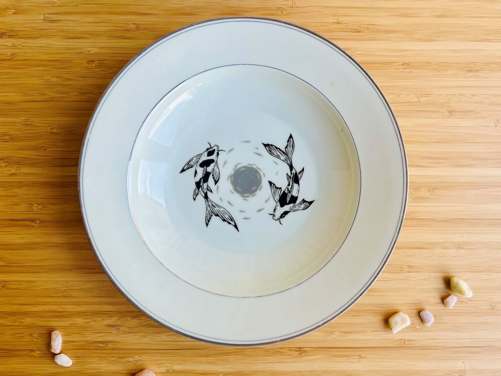 hluboký vintage talíř "Jezerní drahokamy aneb koi kapříci s měsícem" 24 cm