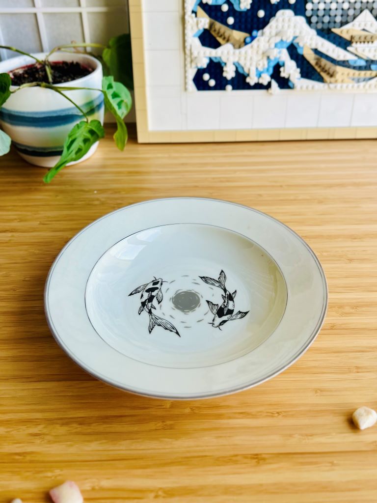 hluboký vintage talíř "Jezerní drahokamy aneb koi kapříci s měsícem" 24 cm