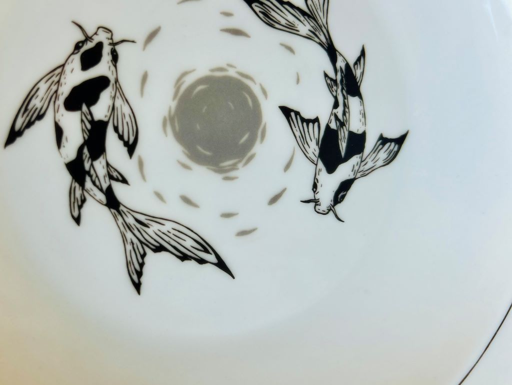 hluboký vintage talíř "Jezerní drahokamy aneb koi kapříci s měsícem" 24 cm