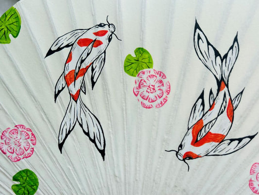 kulatý papírový vějíř "Jezerní drahokamy aneb koi kapříci v lotosovém jezírku" ručně malovaný