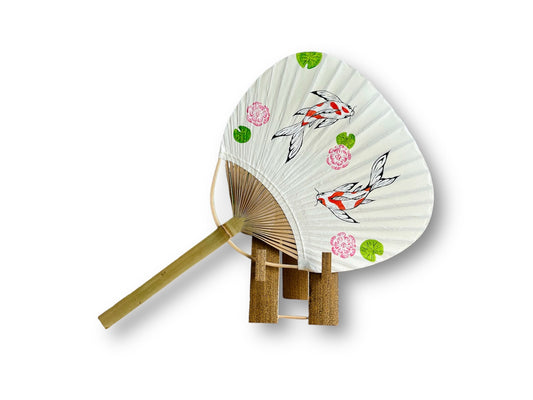 kulatý papírový vějíř "Jezerní drahokamy aneb koi kapříci v lotosovém jezírku" ručně malovaný