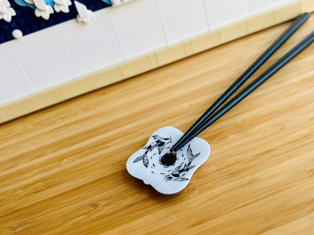 odkladač na hůlky čtvercový "Jezerní drahokamy aneb koi kapříci s měsícem" 5,5x5,5 cm