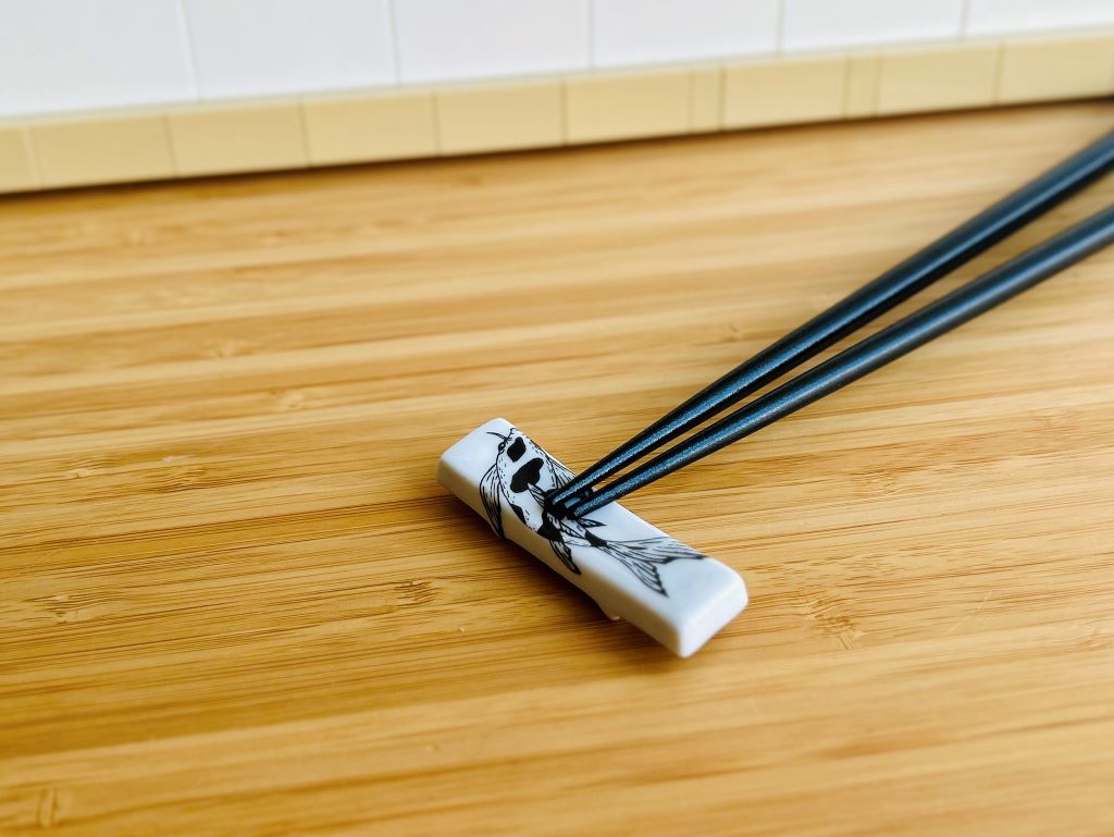 odkladač na hůlky "Jezerní drahokamy aneb koi kapříci" 6x1,5 cm