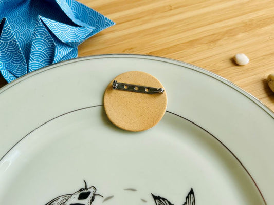 keramická brož  "Jezerní drahokamy aneb koi kapříci s měsícem"