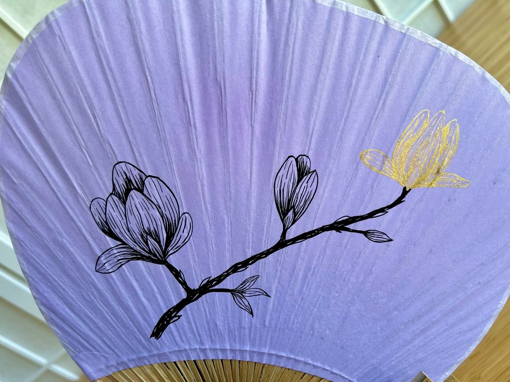 kulatý papírový vějíř "Magnolie" ručně malovaný
