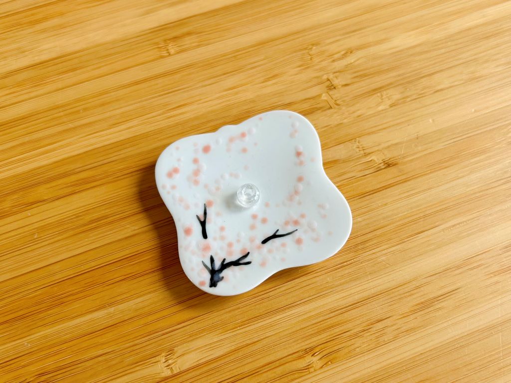 porcelánový stojánek na vonné tyčinky "Ráno pod sakurou" 5,5x5,5 cm