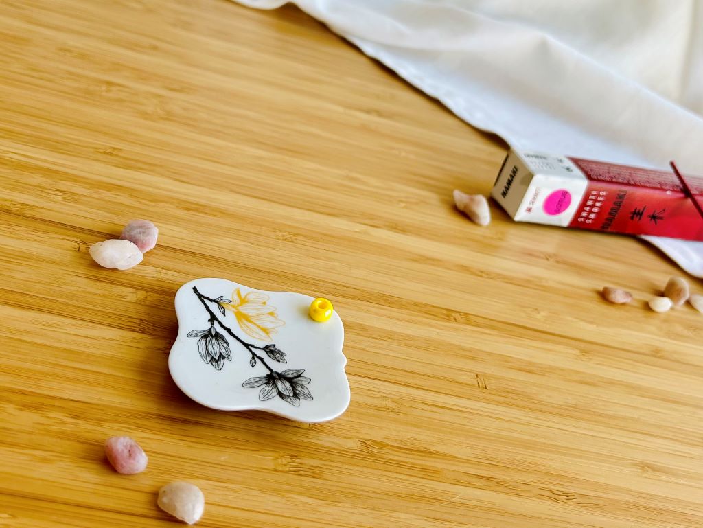 porcelánový stojánek na vonné tyčinky "Magnolie" se zlatou 5,5x5,5 cm