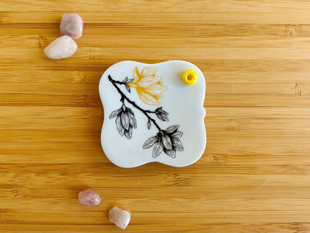 porcelánový stojánek na vonné tyčinky "Magnolie" se zlatou 5,5x5,5 cm