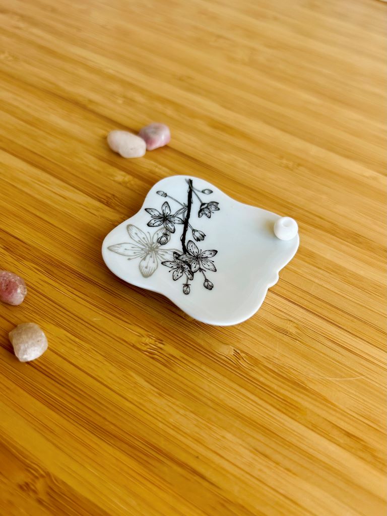 porcelánový stojánek na vonné tyčinky "Sakura" se stříbrnou 5,5x5,5 cm