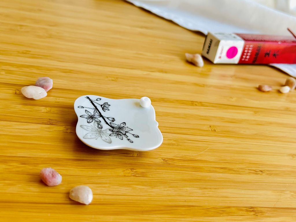 porcelánový stojánek na vonné tyčinky "Sakura" se stříbrnou 5,5x5,5 cm
