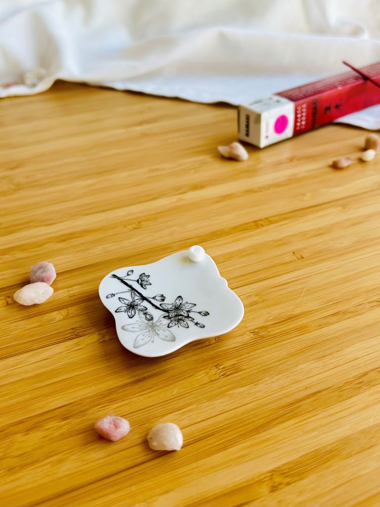 porcelánový stojánek na vonné tyčinky "Sakura" se stříbrnou 5,5x5,5 cm