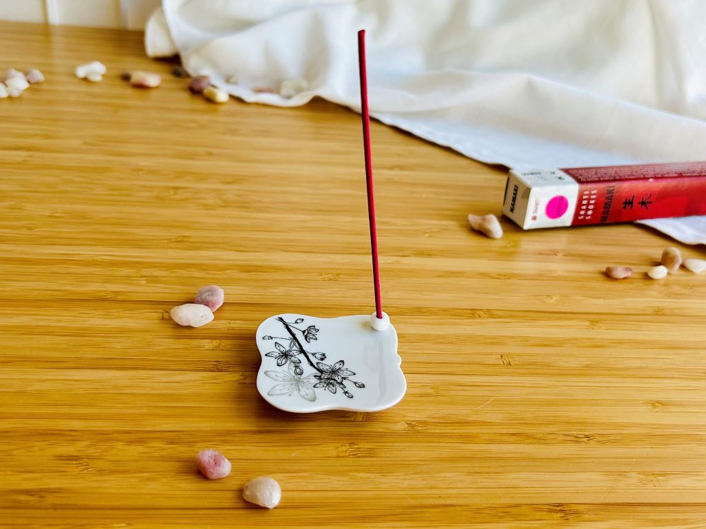 porcelánový stojánek na vonné tyčinky "Sakura" se stříbrnou 5,5x5,5 cm