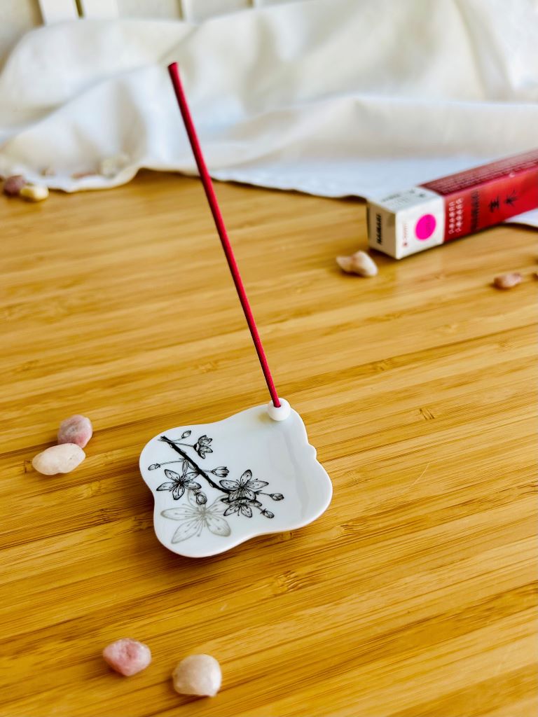 porcelánový stojánek na vonné tyčinky "Sakura" se stříbrnou 5,5x5,5 cm