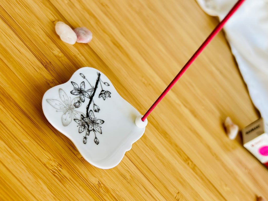 porcelánový stojánek na vonné tyčinky "Sakura" se stříbrnou 5,5x5,5 cm