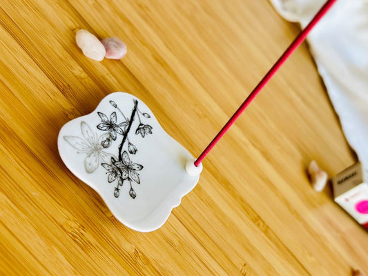 porcelánový stojánek na vonné tyčinky "Sakura" se stříbrnou 5,5x5,5 cm