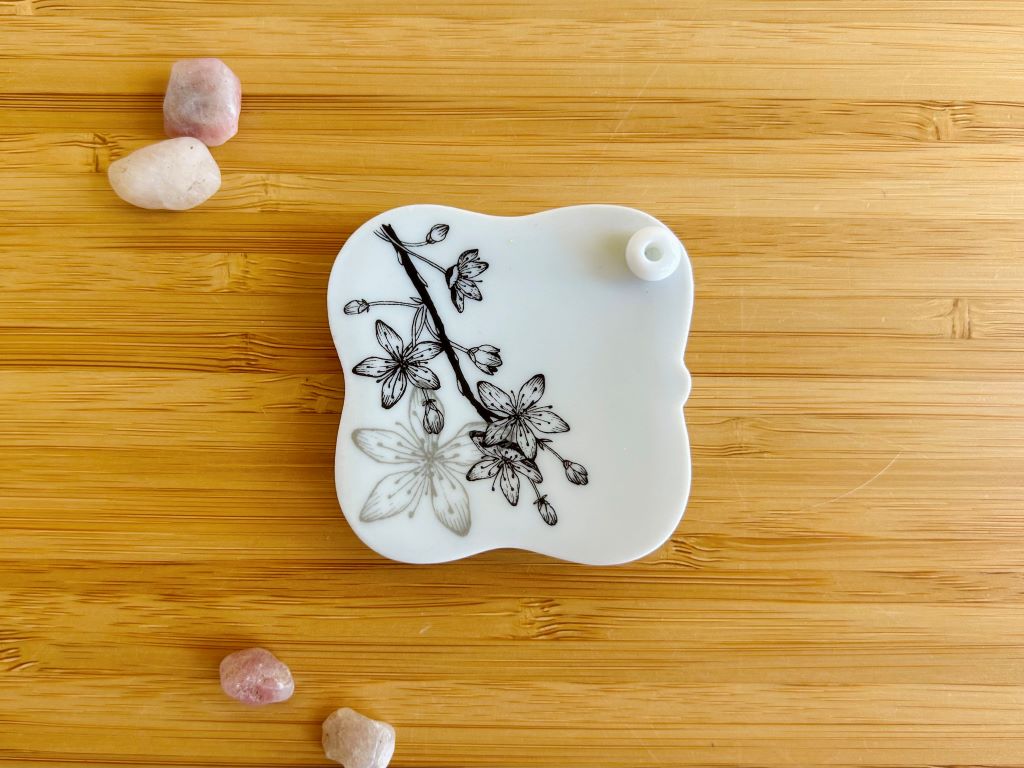 porcelánový stojánek na vonné tyčinky "Sakura" se stříbrnou 5,5x5,5 cm