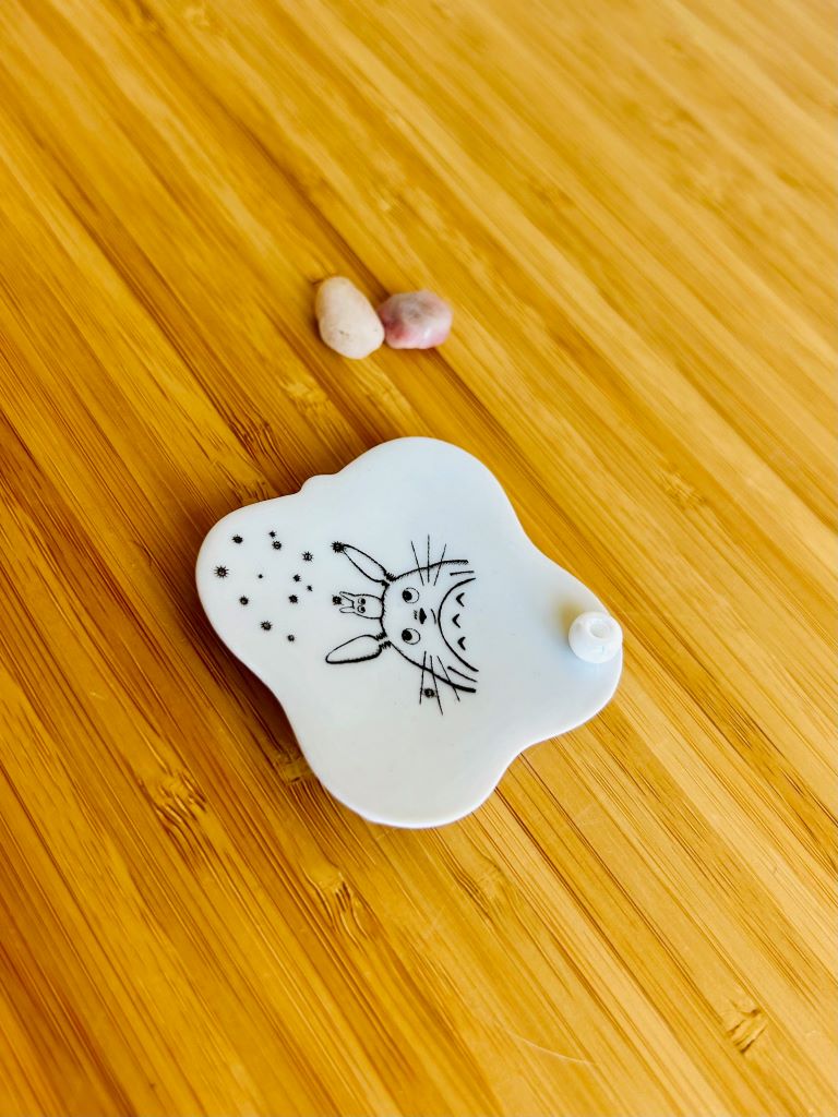 porcelánový stojánek na vonné tyčinky "Totoro"  5,5x5,5 cm
