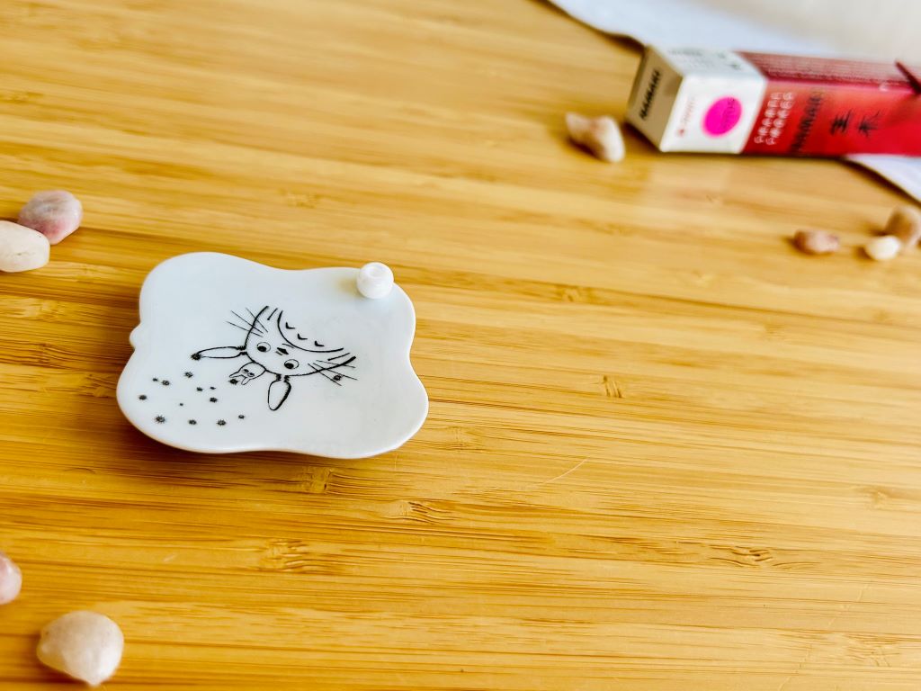 porcelánový stojánek na vonné tyčinky "Totoro"  5,5x5,5 cm