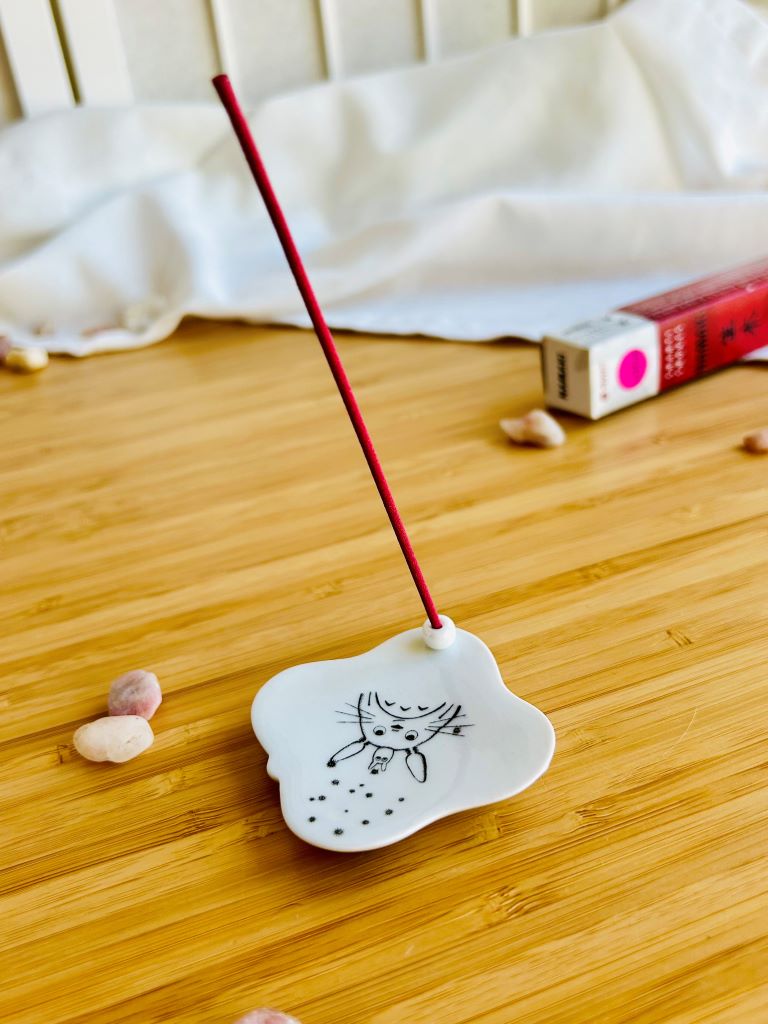 porcelánový stojánek na vonné tyčinky "Totoro"  5,5x5,5 cm