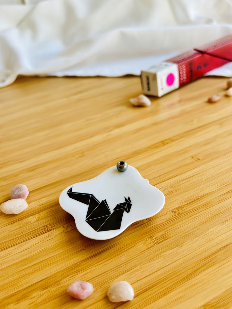 porcelánový stojánek na vonné tyčinky "Origami drak"  5,5x5,5 cm