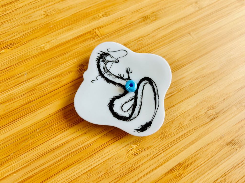 porcelánový stojánek na vonné tyčinky "Drak"  5,5x5,5 cm