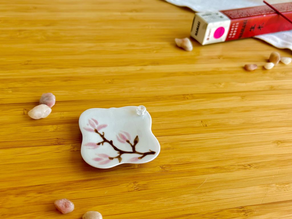 porcelánový stojánek na vonné tyčinky "Vůně jarního snu" 5,5x5,5 cm