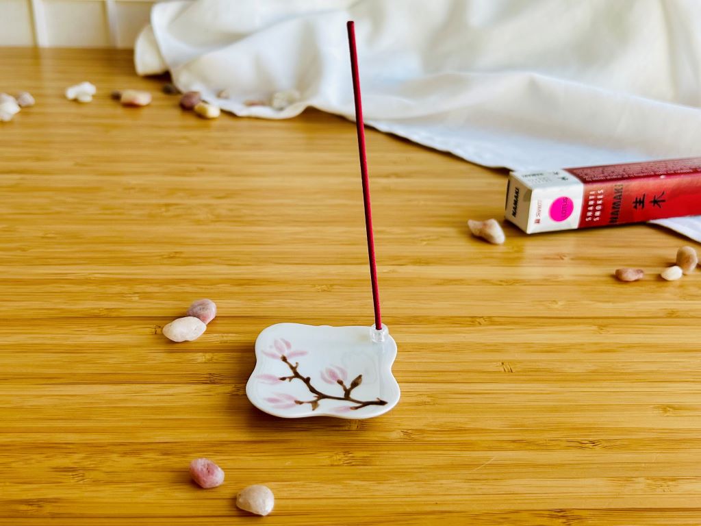 porcelánový stojánek na vonné tyčinky "Vůně jarního snu" 5,5x5,5 cm