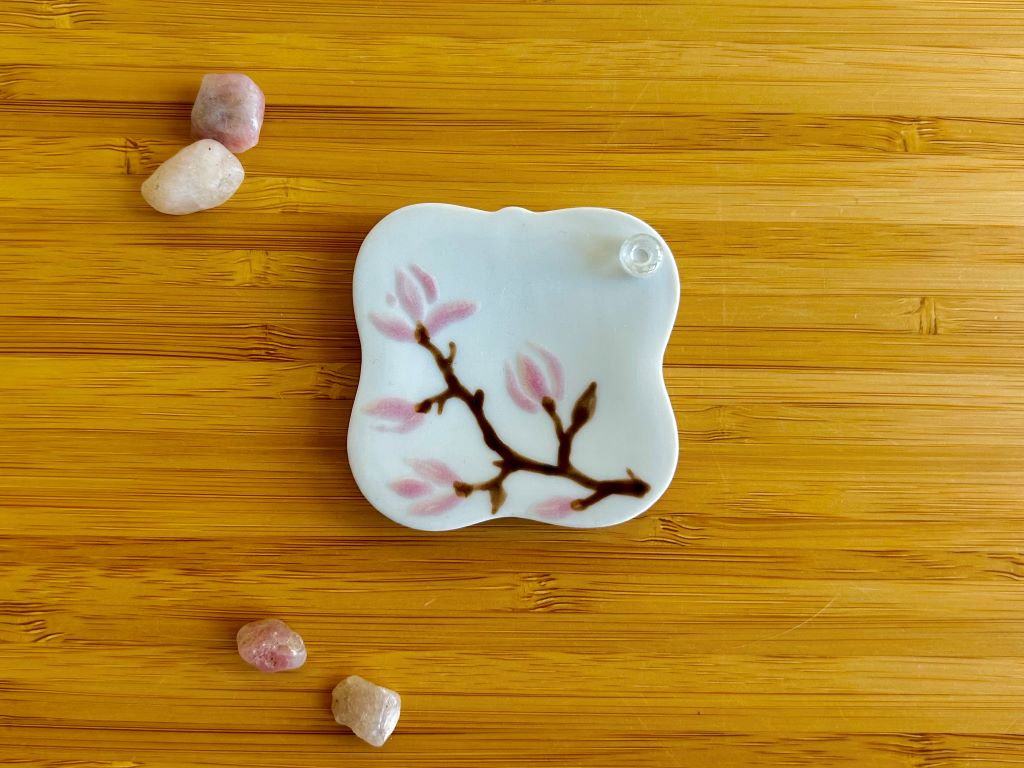 porcelánový stojánek na vonné tyčinky "Vůně jarního snu" 5,5x5,5 cm