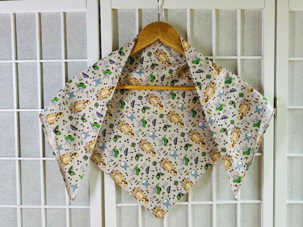 střední šátek "Totoro a další lesní duchové" 67x67 cm