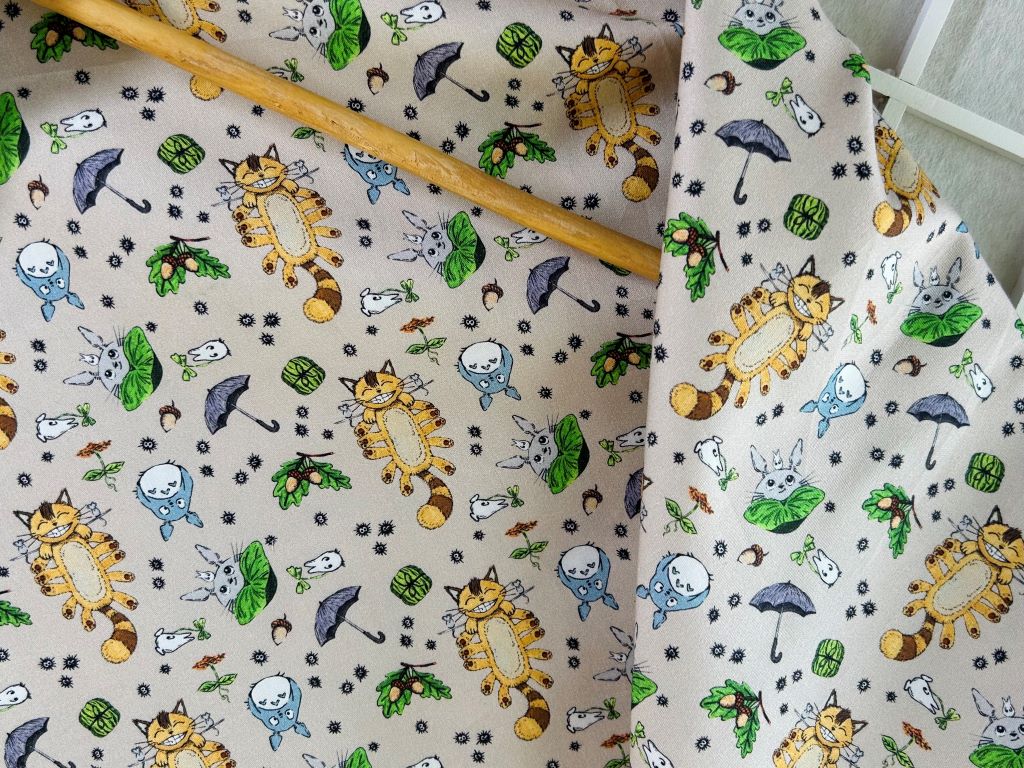 střední šátek "Totoro a další lesní duchové" 67x67 cm