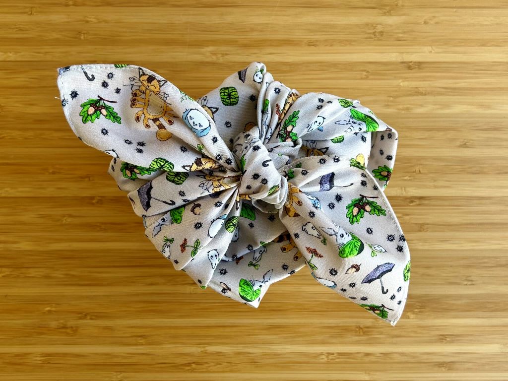 střední šátek "Totoro a další lesní duchové" 67x67 cm