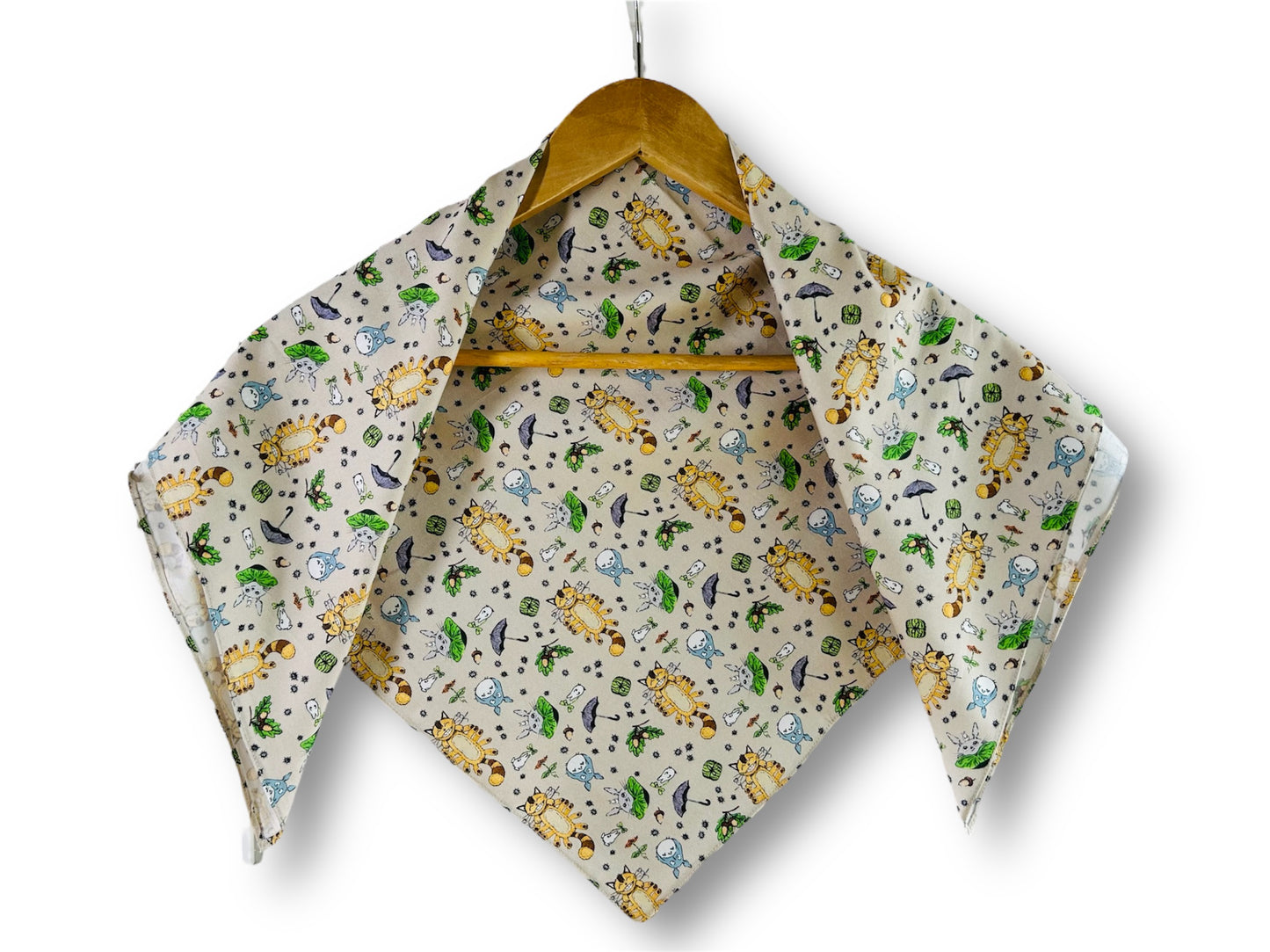 střední šátek "Totoro a další lesní duchové" 67x67 cm