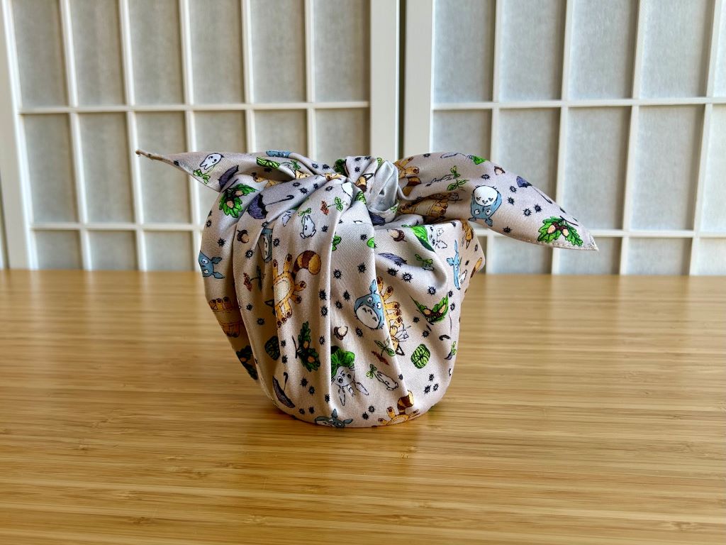 střední šátek "Totoro a další lesní duchové" 67x67 cm