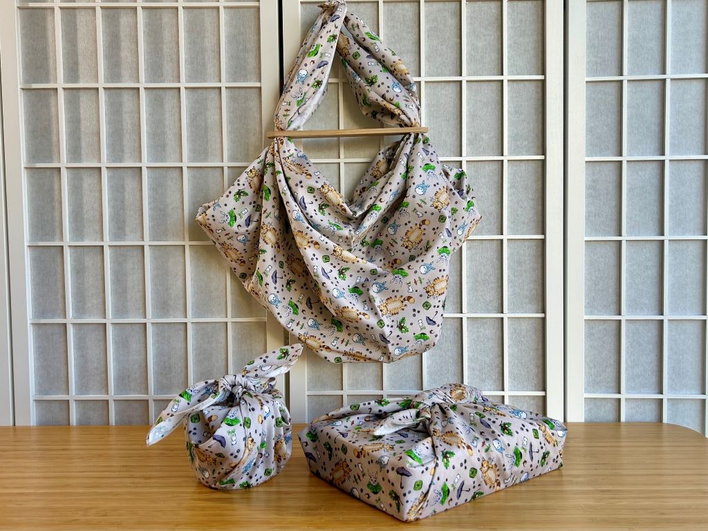 střední šátek "Totoro a další lesní duchové" 67x67 cm