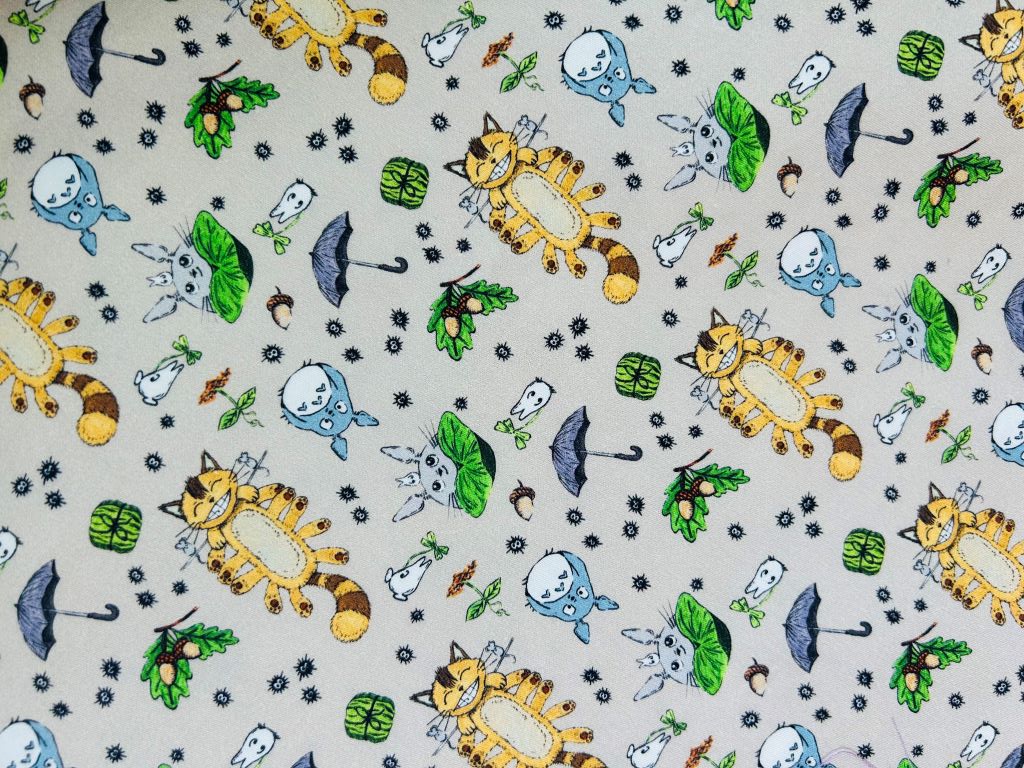 střední šátek "Totoro a další lesní duchové" 67x67 cm