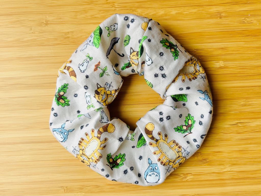 scrunchies "Totoro a další lesní duchové" látková gumička do vlasů
